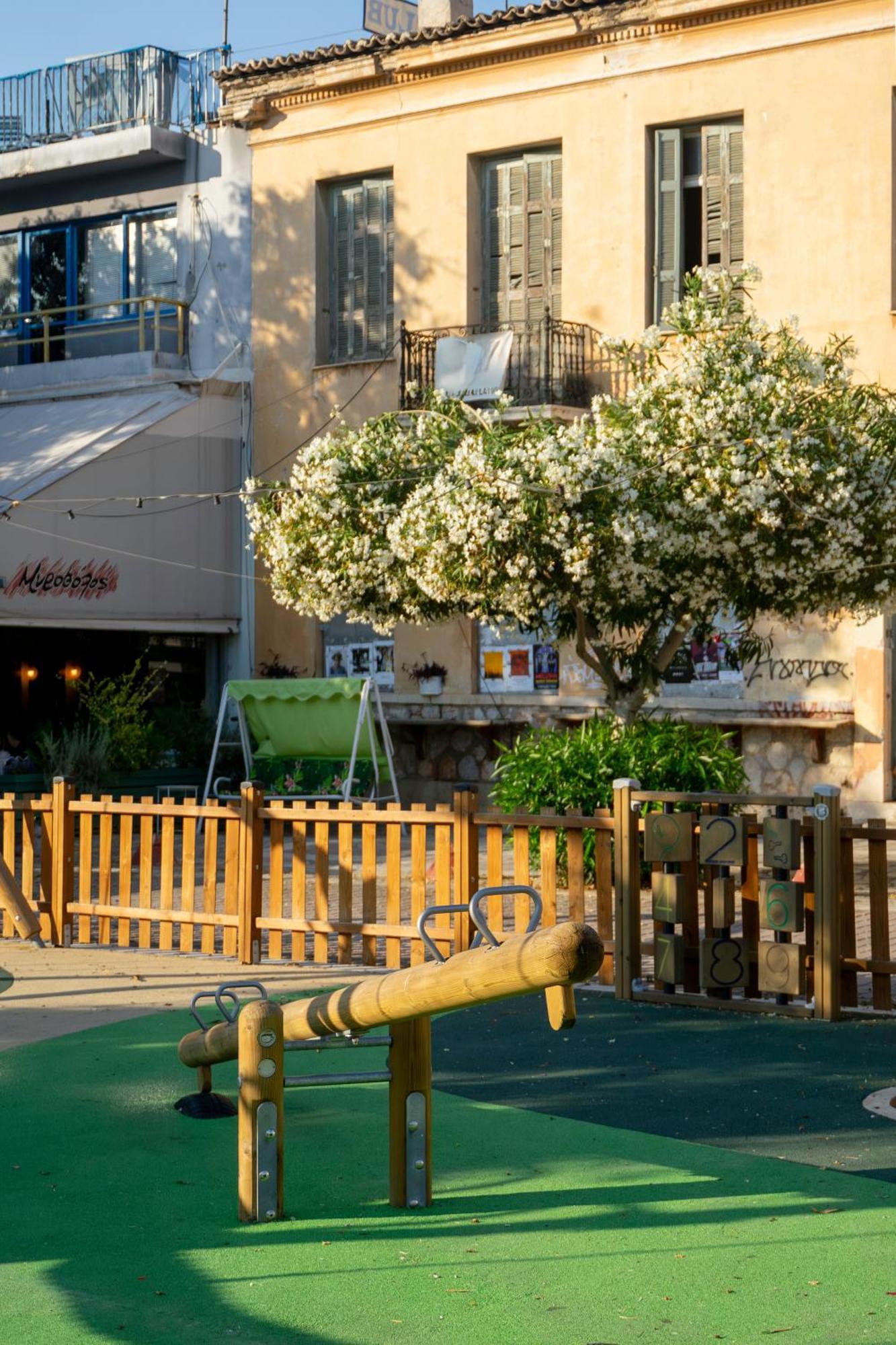 Comfy 2 Bedroom Apartment With Balcony In Athens Exterior photo